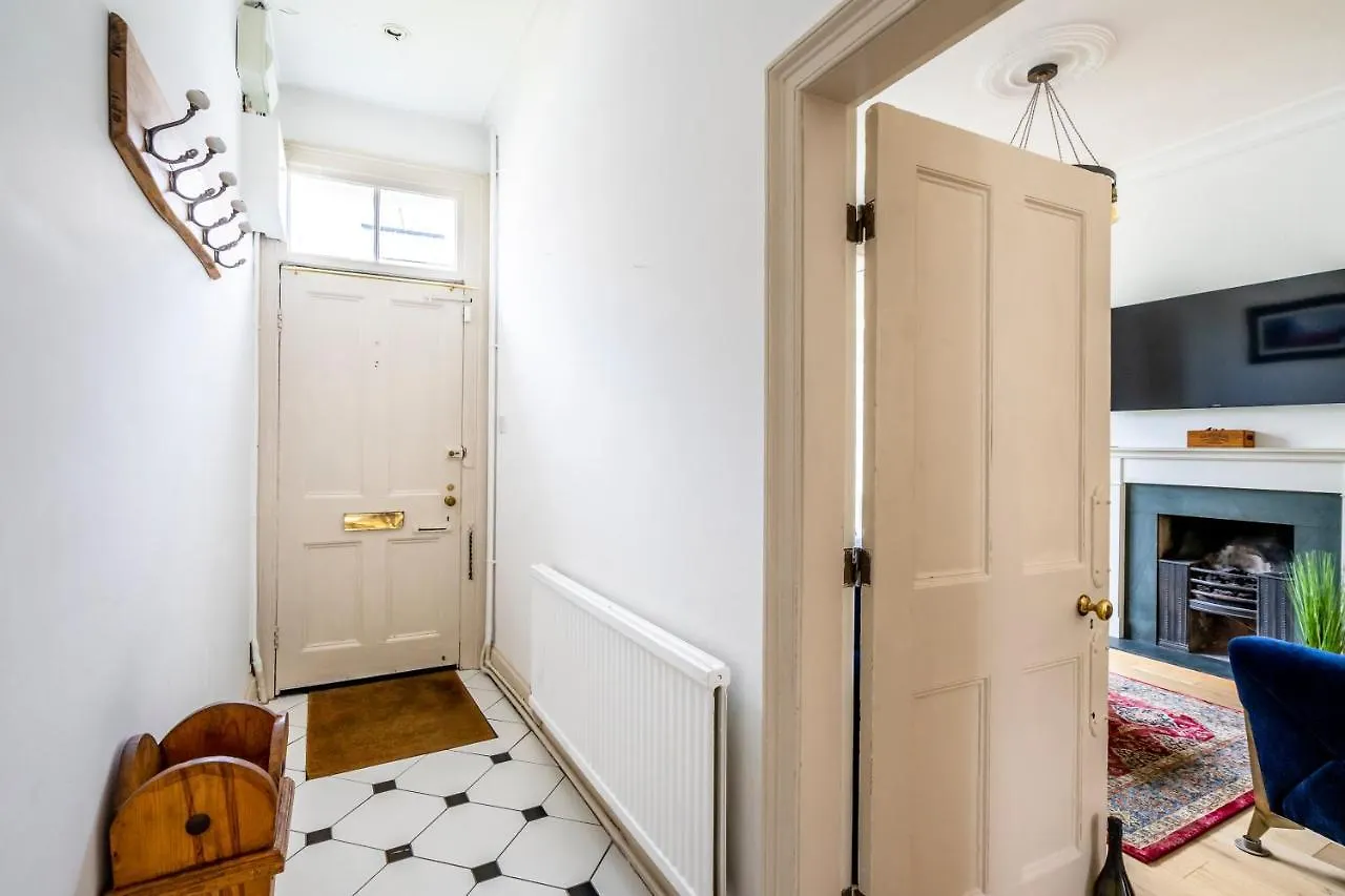 9 St John'S Street Villa York 0*,